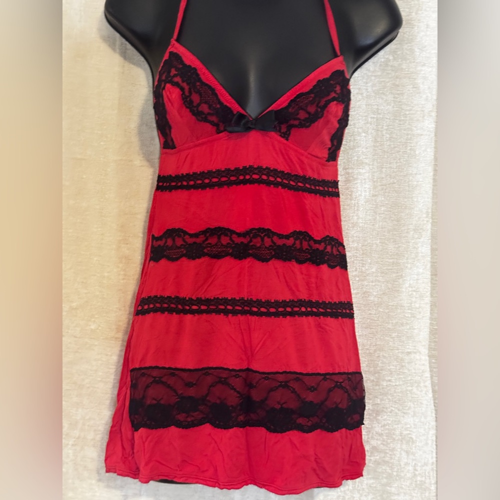 VINTAGE FREDERICK’S of HOLLYWOOD Elegant Red and Black Lace Chemise - Picture 8 of 8